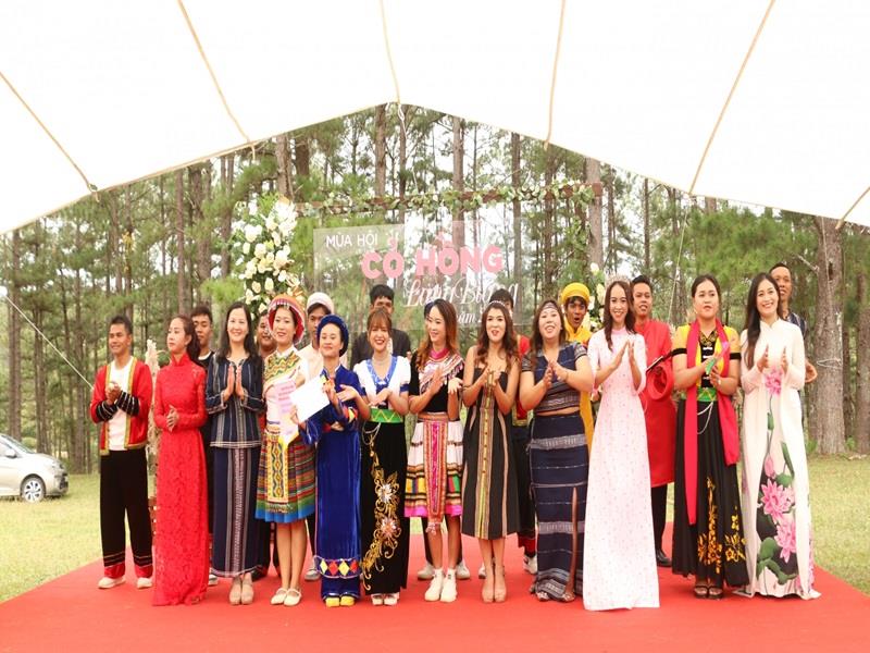 Bí thư Huyện ủy Lạc Dương Trần Thị Chúc Quỳnh trao Giấy khen cho đội đoạt giải Nhất trình diễn trang phục truyền thống các dân tộc