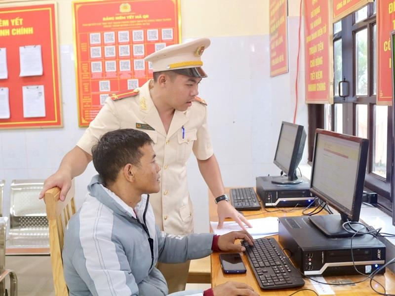 Công an xã Đạ Nhim hướng dẫn người dân thực hiện Đề án 06