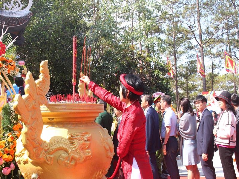 Lãnh đạo tỉnh dâng hương Quốc Tổ