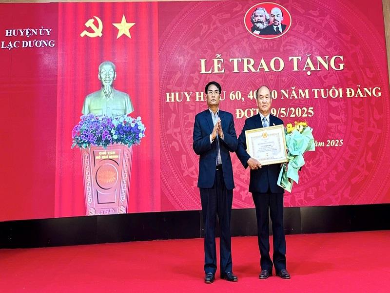 Phó Bí thư Thường trực Huyện ủy Ya Tiong trao Huy hiệu 40 năm tuổi Đảng