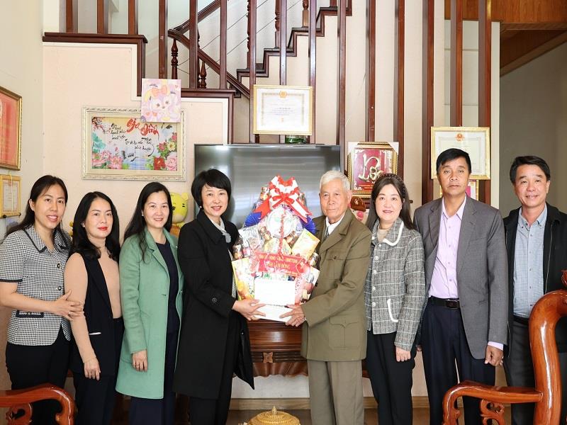 Phó Bí thư Thường trực Tỉnh ủy, Chủ tịch HĐND tỉnh Lâm Đồng Phạm Thị Phúc cùng Đoàn công tác tặng quà động viên thương binh Văn Chương Kiểu