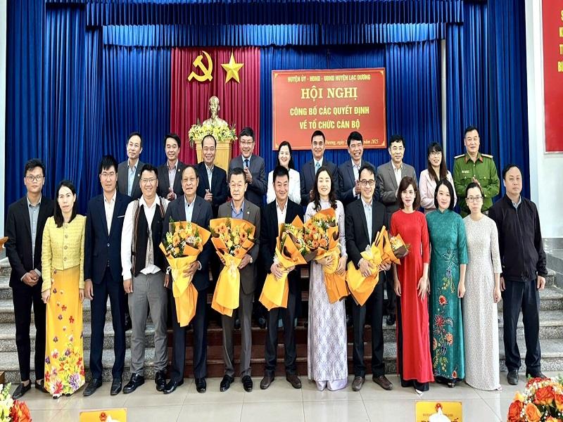 Ban Thường vụ Huyện ủy Lạc Dương chụp hình với tập thể lãnh đạo, công chức Phòng Nông nghiệp và Môi trường