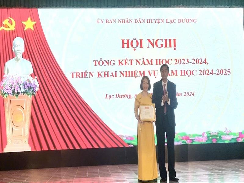 Phó Chủ tịch UBND huyện Lạc Dương trao Giấy khen của UBND huyện cho 1 tập thể