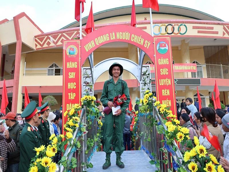 Các tân binh chụp hình trên cầu vinh quang