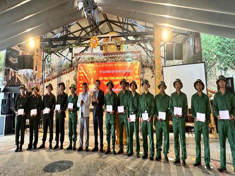 Các xã, thị trấn trao sổ tiết kiệm cho tân binh