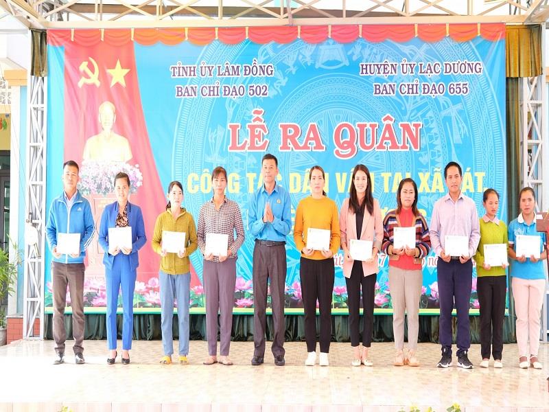 Liên đoàn Lao động tỉnh tặng 10 phần quà cho đoàn viên có hoàn cảnh khó khăn