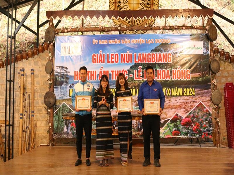 Trưởng Ban Tuyên giáo Huyện ủy Lạc Dương Nguyễn Thị Cẩm Giang trao Giấy khen cho các đội đạt giải Ba