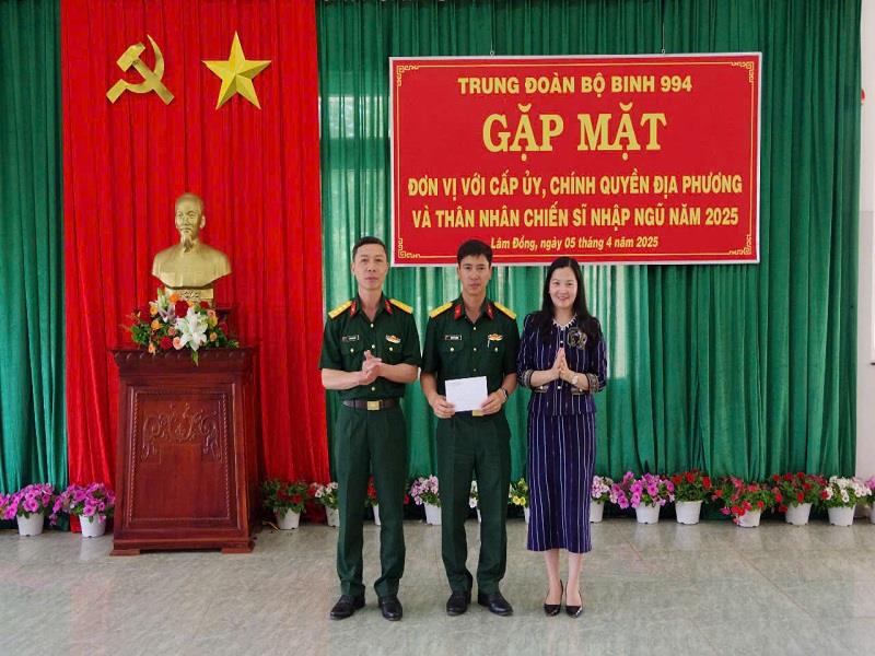 Đồng chí Trần Thị Chúc Quỳnh - Bí thư Huyện uỷ Lạc Dương tặng quà của địa phương cho Trung đoàn Bộ binh 994