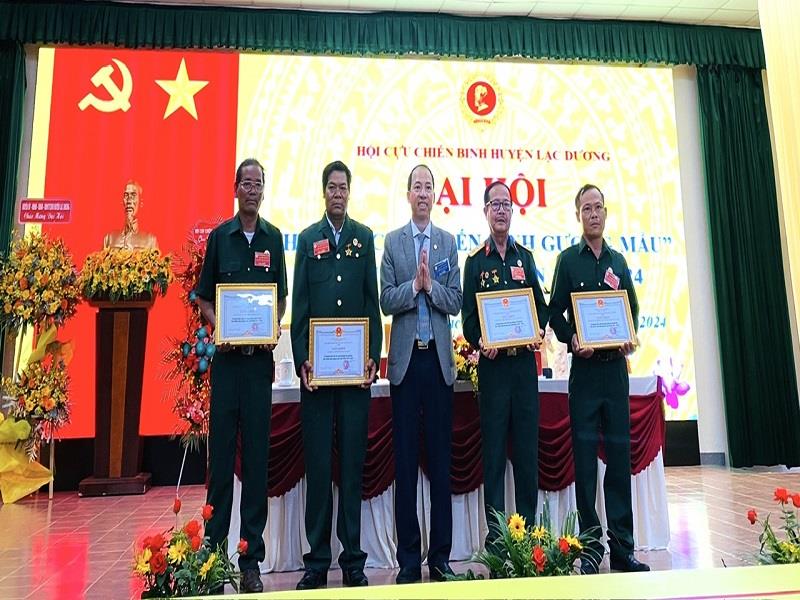 Đồng chí Sử Thanh Hoài - Bí thư Huyện ủy, Chủ tịch HĐND huyện Lạc Dương trao Giấy khen của UBND huyện cho các tập thể