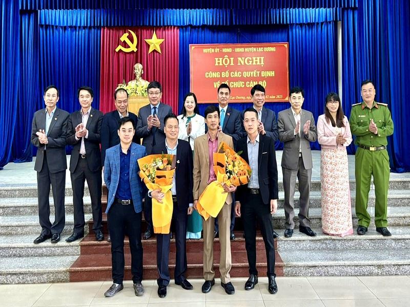 Ban Thường vụ Huyện ủy Lạc Dương chụp hình với tập thể lãnh đạo, công chức Phòng Kinh tế Hạ tầng và Đô thị