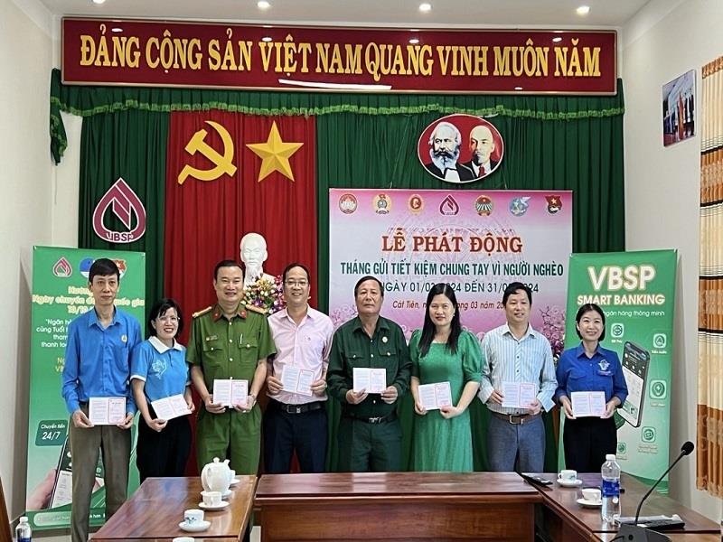 Điểm cầu Phòng Giao dịch Ngân hàng CSXH Cát Tiên cùng tham gia phát động Tháng gửi tiết kiệm chung tay vì người nghèo
