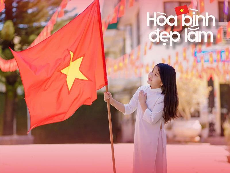 Em bé Đà Lạt chụp ảnh cùng lá cờ Tổ quốc trong khung cảnh bình yên, như minh chứng thêm cho thông điệp Hòa bình đẹp lắm. Ảnh: Nam DT