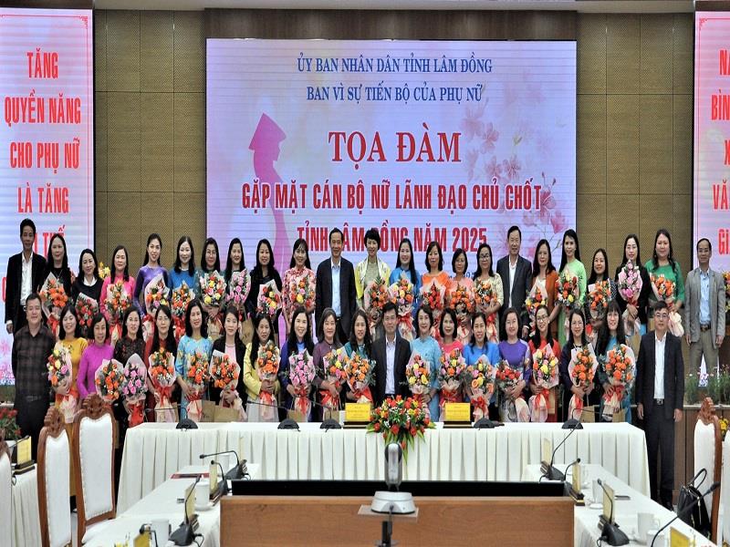 Lãnh đạo tỉnh tặng hoa cho các cán bộ nữ lãnh đạo chủ chốt của tỉnh