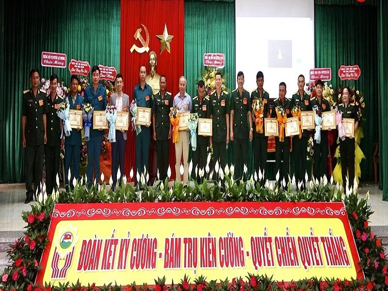 Tặng Giấy khen của Ban Chỉ huy Quân sự huyện cho các tập thể và cá nhân hoàn thành xuất sắc nhiệm vụ trong Phong trào Thi đua Quyết thắng giai đoạn 2019-2024