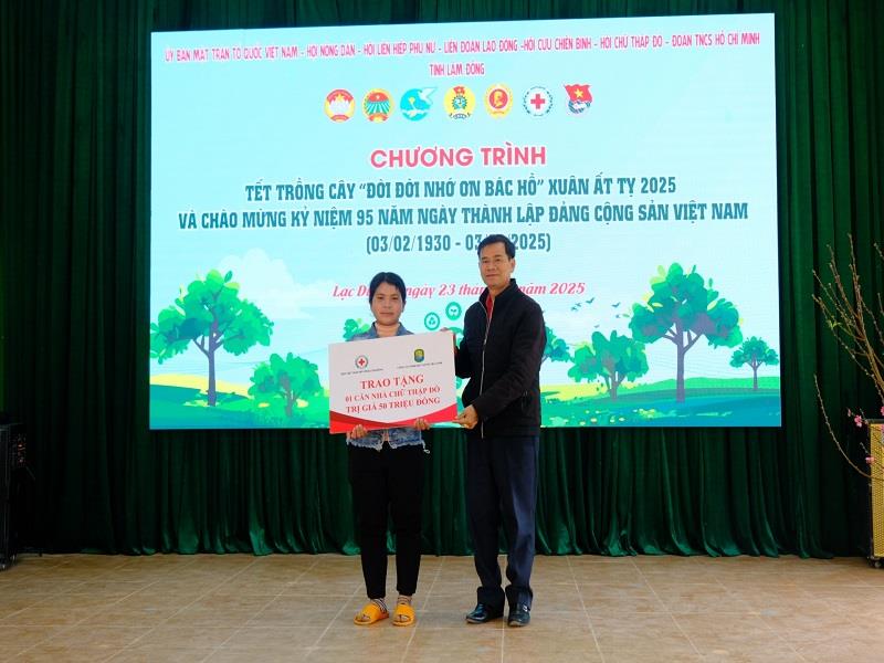 Nguyễn Quang Minh - Chủ tịch Hội Chữ thập đỏ tỉnh trao tặng căn nhà cho gia đình cho hoàn cảnh khó khăn