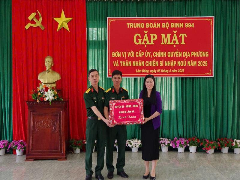 Đồng chí Nguyễn Thị Thanh Nhung - Phó Chủ tịch UBND huyện Lâm Hà tặng quà của địa phương cho Trung đoàn Bộ binh 994