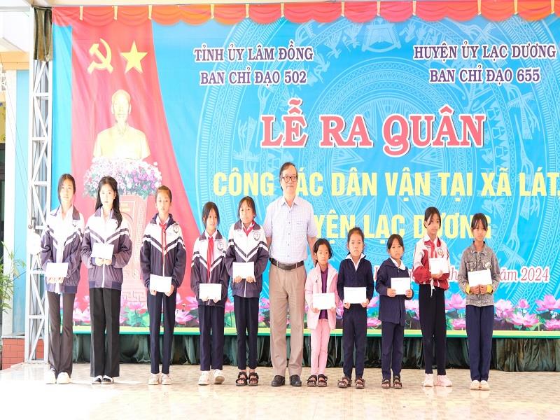 Đảng ủy Khối Doanh nghiệp tỉnh tặng 10 suất học bổng cho các em học sinh vượt khó học giỏi của xã Lát