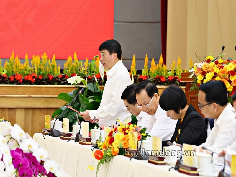 Bí thư Tỉnh ủy Lâm Đồng Y Thanh Hà Niê Kđăm báo cáo tình hình công tác sáo nhập tỉnh, kết thúc cấp huyện cũng như các đề xuất của 3 tỉnh Lâm Đồng, Bình Thuận, Đắk Nông với Tổng Bí thư và Đoàn công tác Trung ương