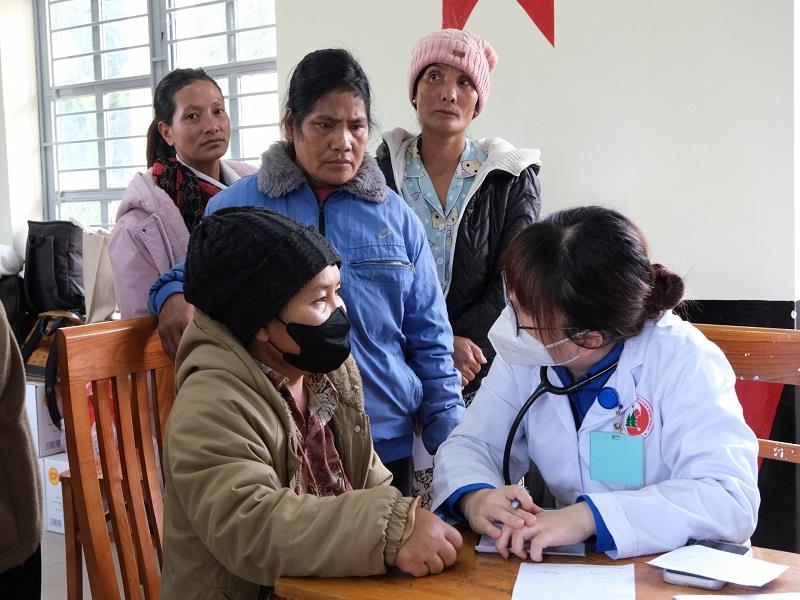 Các y, bác sĩ khám bệnh cho người dân xã Đạ Chais