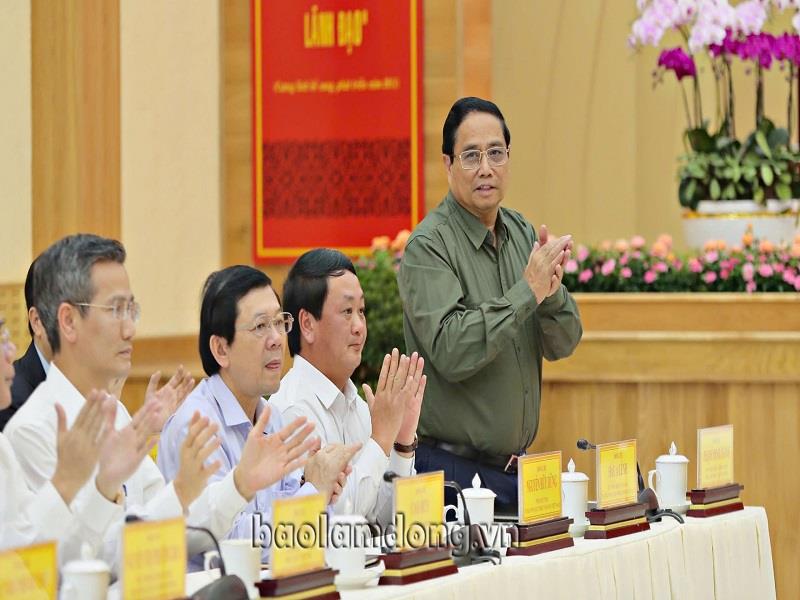 Thủ tướng Phạm Minh Chính cùng lãnh đạo các bộ, ngành Trung ương dự Lễ tiếp nhận ủng hộ Chương trình Xoá nhà tạm, nhà dột nát