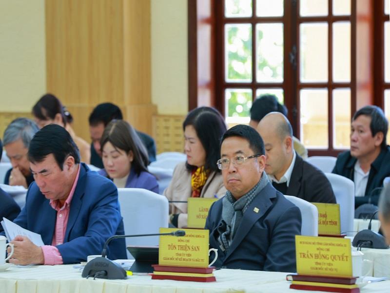 Lãnh đạo UBND tỉnh và các sở, ngành của tỉnh Lâm Đồng dự Hội nghị