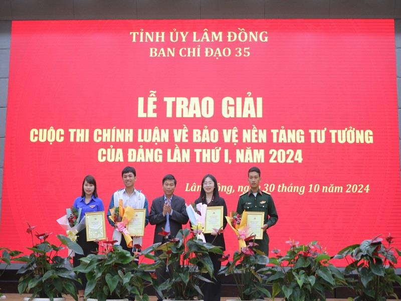 Đồng chí Huỳnh Minh Hải - Phó Trưởng ban Thường trực Ban Tuyên giáo Tỉnh ủy trao Giấy chứng nhận cho các tác giả đạt giải triển vọng Cuộc thi chính luận về bảo vệ nền tảng tư tưởng của Đảng