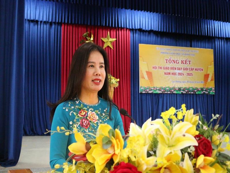 Bà Nguyễn Thị Thủy - Trưởng Phòng GDĐT huyện Lạc Dương phát biểu chỉ đạo tại buổi tổng kết