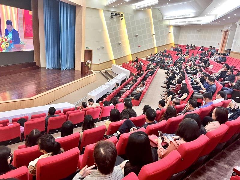 Các đại biểu tham dự hội nghị trực tuyến tại điểm cầu Hội trường Trung tâm Hành chính tỉnh