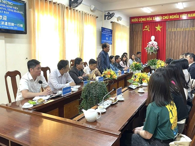 Lãnh đạo huyện Lạc Dương tại buổi nghe báo cáo kết quả học tập, trải nghiệm của đoàn học sinh, sinh viên thành phố Yachiyo