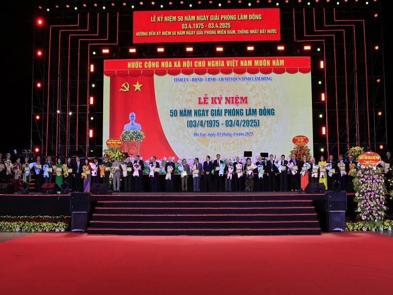 Trao tặng Kỷ niệm chương Vì sự nghiệp xây dựng và phát triển tỉnh Lâm Đồng cho các cá nhân tiêu biểu