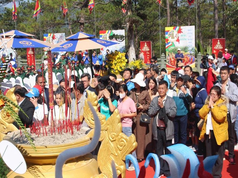 Các tầng lớp Nhân dân dâng hương các vua Hùng