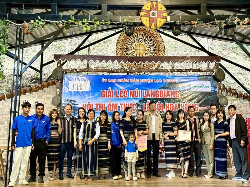 Lãnh đạo huyện Lạc Dương chụp hình lưu niệm với các đội dự thi