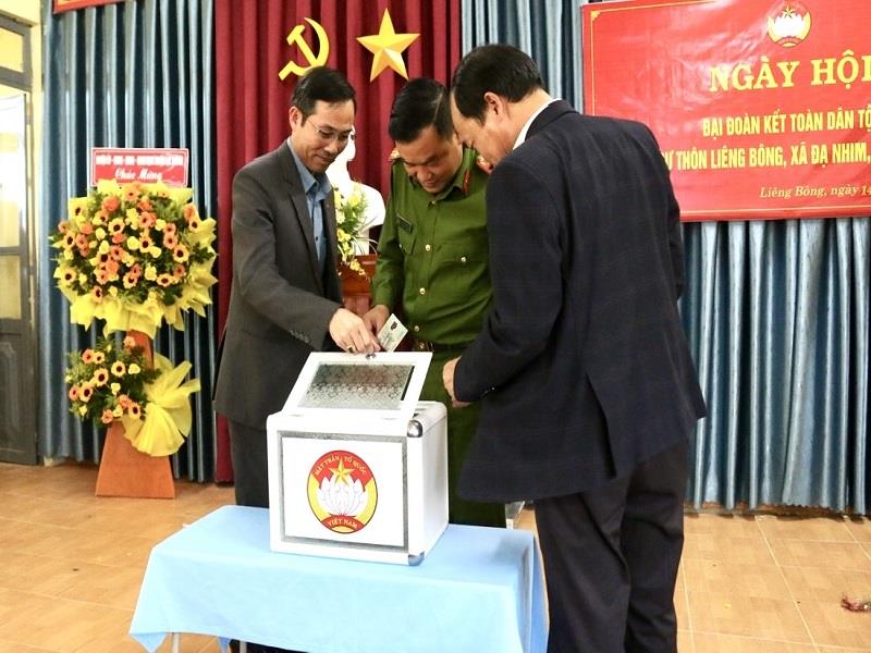 Lãnh đạo huyện Lạc Dương đóng góp ủng hộ Quỹ Vì người nghèo