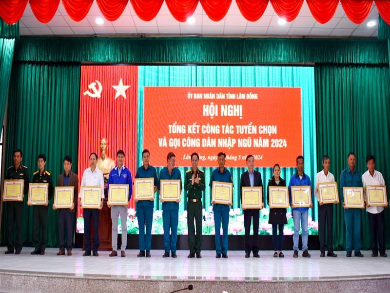 Đại tá Nguyễn Bình Sơn - Chỉ huy trưởng Bộ CHQS tỉnh khen thưởng các tập thể, cá nhân có thành tích trong công tác tuyển chọn, gọi công dân nhập ngũ