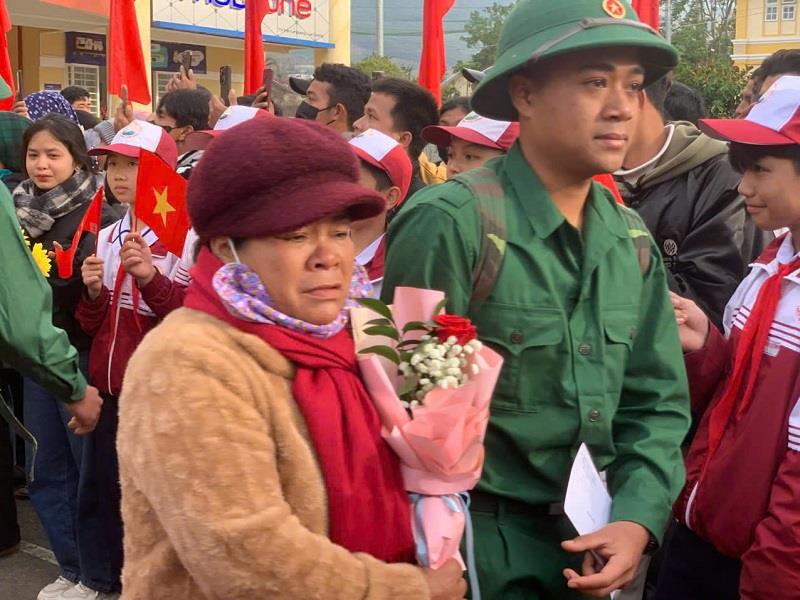Chia tay người thân trước khi lên đường thực hiện nghĩa vụ thiêng liêng với Tổ quốc