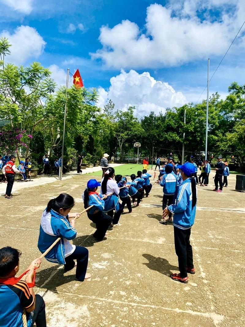 Thông qua các trò chơi tập thể nhằm nâng cao tinh thần đoàn kết trong chi đội và các chi đội trong liên đội