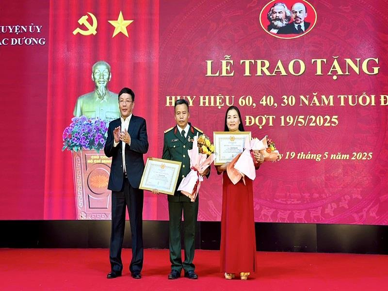 Chủ tịch UBND huyện Bùi Thế trao Huy hiệu 30 năm tuổi Đảng cho các đảng viên