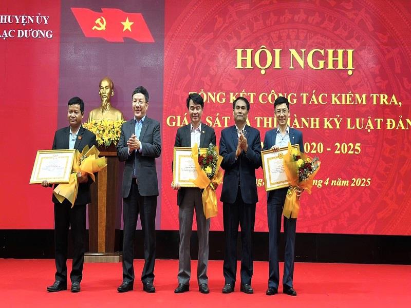 Khen thưởng các cá nhân đạt thành tích xuất sắc trong công tác kiểm tra, giám sát nhiệm kỳ 2020 - 2025
