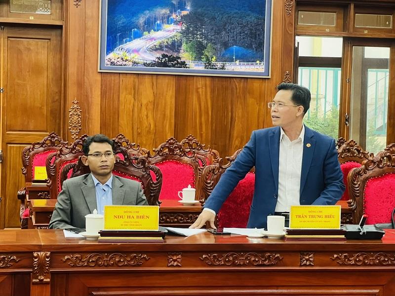 Đồng chí Trần Trung Hiếu - Bí thư Huyện uỷ Đức Trọng tham gia góp ý