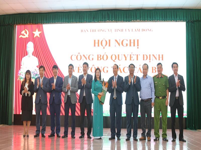 Các đồng chí trong Ban Thường vụ Huyện ủy Lạc Dương tặng hoa chúc mừng Tân Bí thư Huyện ủy Lạc Dương