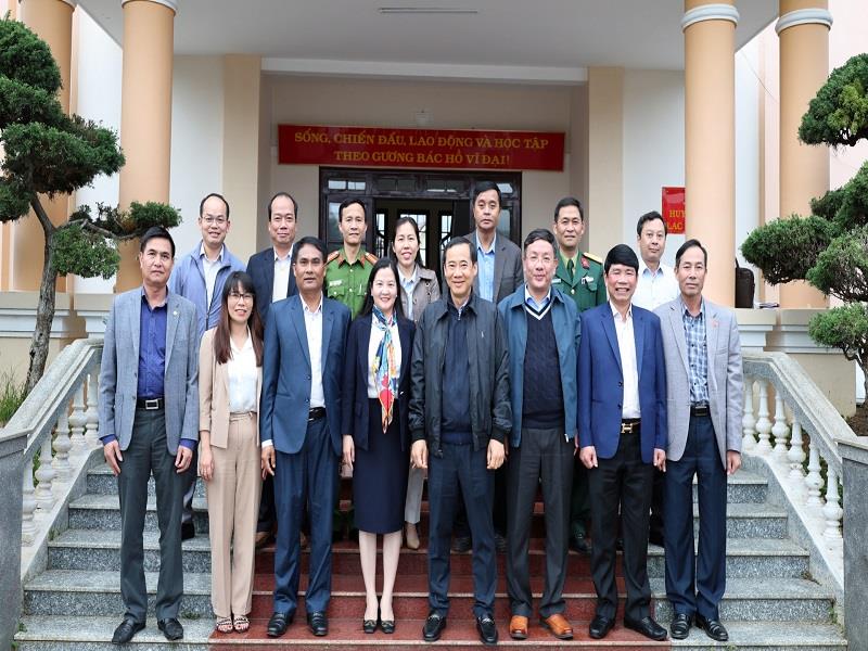 Quyền Bí thư Tỉnh ủy Nguyễn Thái Học chụp hình lưu niệm cùng Ban Thường vụ Huyện ủy Lạc Dương