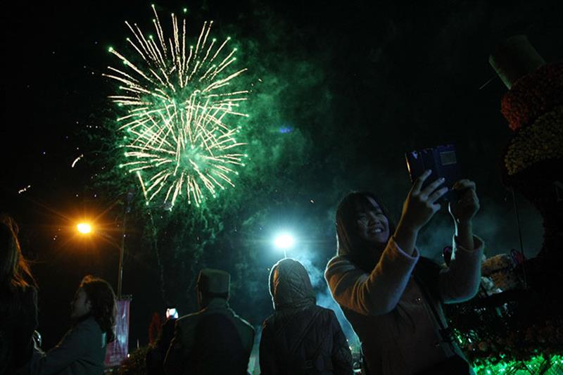 Bắn pháo hoa tầm thấp tại Quảng trường Lâm Viên TP Đà Lạt năm 2018