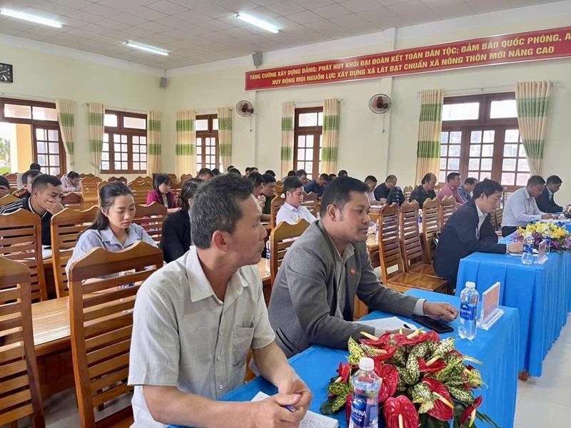 Các đại biểu tham dự buổi tiếp xúc cử tri