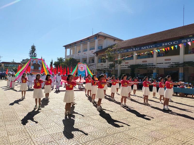 Màn đồng diễn của thanh niên và học sinh xã Đạ sar