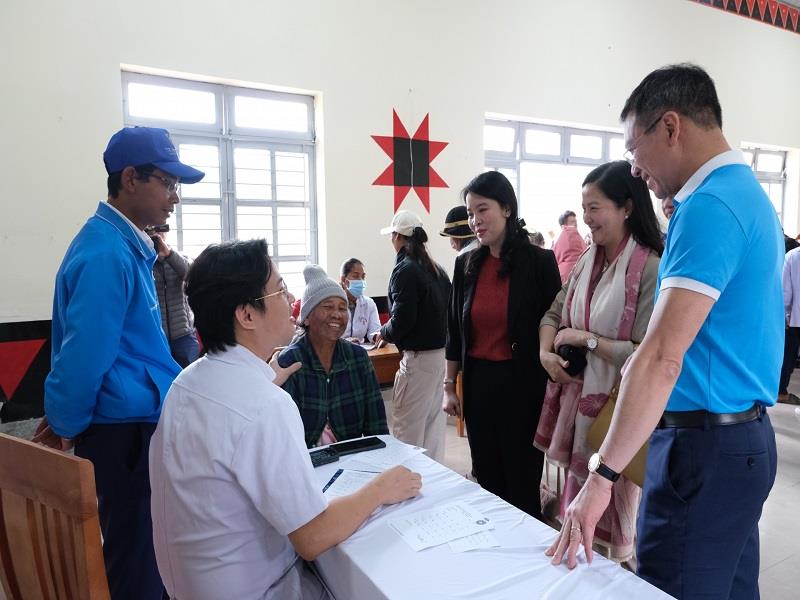Các y, bác sĩ khám, phát thuốc miễn phí cho bà con xã Đạ Chais