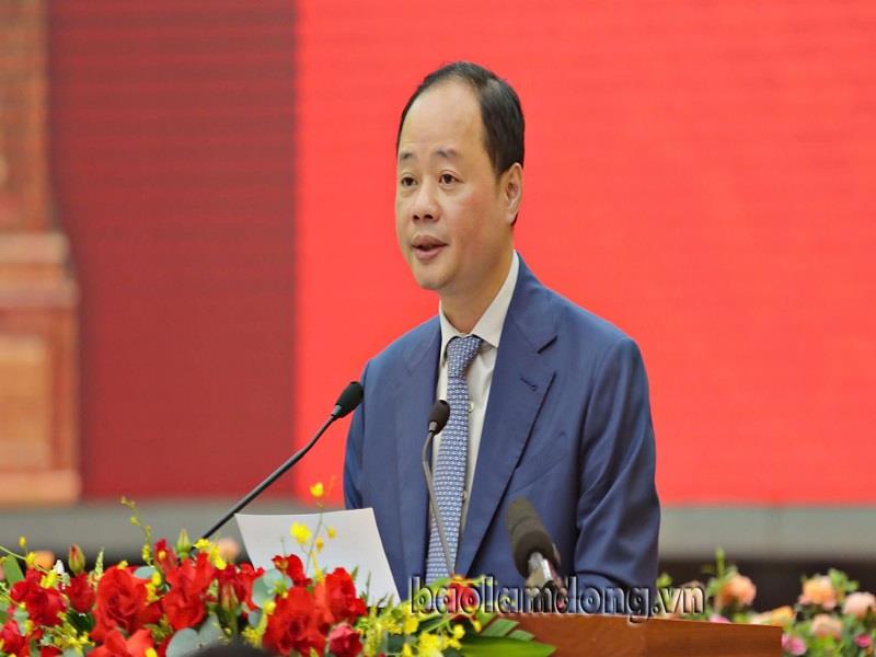Đồng chí Trần Hồng Thái - Phó Bí thư Tỉnh ủy, Chủ tịch UBND tỉnh phát biểu cảm ơn Thủ tướng về dự và chỉ đạo tại Lễ tiếp nhận, cảm ơn các tập đoàn, doanh nghiệp đã tham gia ủng hộ Chương trình Xóa nhà tạm, nhà dột nát tỉnh Lâm Đồng