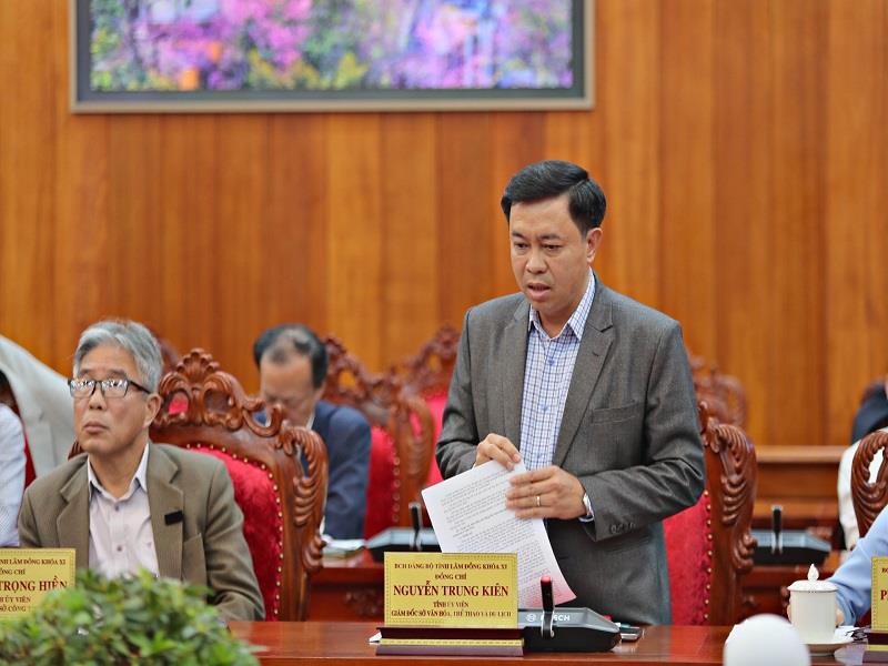 Đồng chí Nguyễn Trung Kiên - Giám đốc Sở Văn hoá Thể thao và Du lịch tỉnh báo cáo tại buổi làm việc
