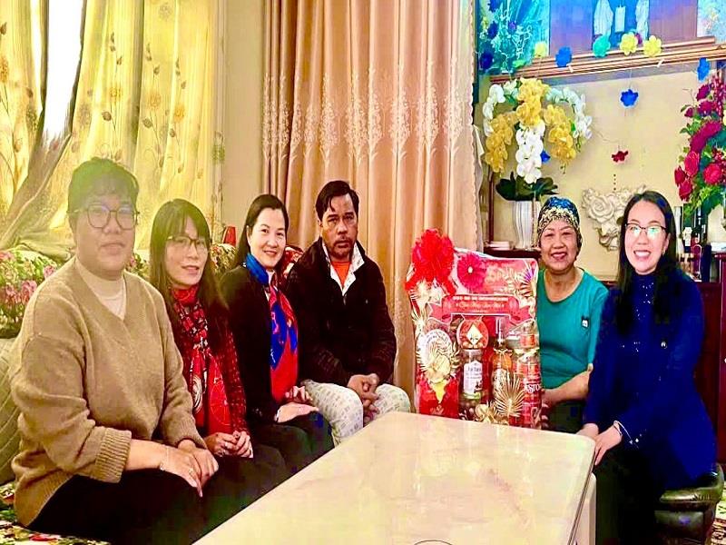 Bí thư Huyện ủy Lạc Dương Trần Thị Chúc Quỳnh thăm, chúc Tết nghệ sĩ ưu tú Krajan Dick