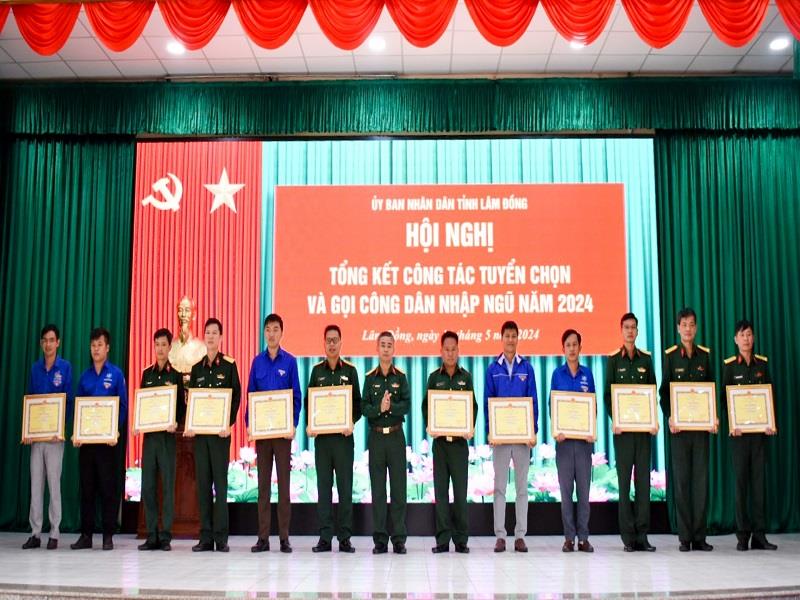 Đại tá Nguyễn Văn Sơn - Chính ủy Bộ CHQS tỉnh khen thưởng các tập thể tổ chức tốt Hội trại tòng quân