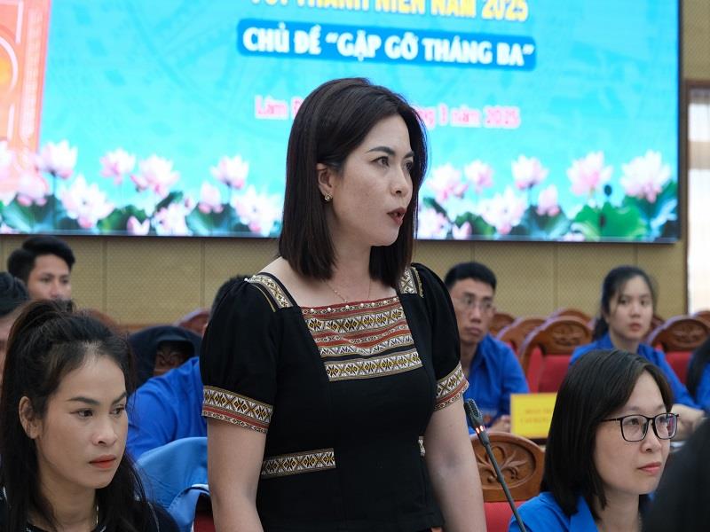 Chị Ka Sôi - Bí thư Đoàn xã Đinh Trang Hòa, huyện Di Linh chia sẻ khó khăn trong khởi nghiệp từ sản phẩm truyền thống của dân tộc K'Ho tại địa phương